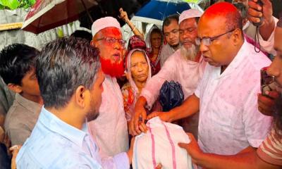 ঈদগাঁওয়ে পানিবন্দি মানুষের মাঝে খাদ্যসামগ্রী বিতরণ করলেন এমপি কাজল