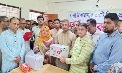 মান্দায় দুস্থদের মাঝে নগদ অর্থ বিতরণ