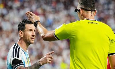 রেফারিকে মেসি: আমার সঙ্গে ঠিকভাবে কথা বলুন