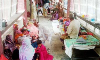 বারান্দাই এখন ওয়ার্ড, মেঝেতেই চলছে চিকিৎসা