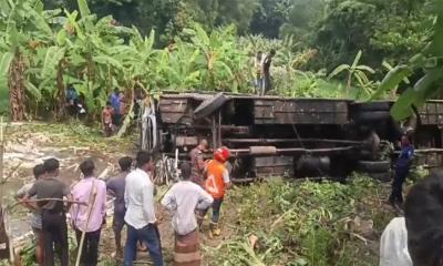 মুকসুদপুরে যাত্রীবাহী বাস খাদে, নিহত ৩