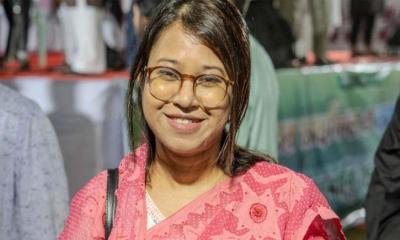 আইনি জটিলতায় এমপি হওয়া অনিশ্চিত মনিরা শারমিনের!