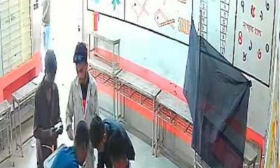 ব্যালটে সিল মেরে বাক্সে ভরেন ৫ তরুণ, ধরা পড়লো সিসি ক্যামেরায়