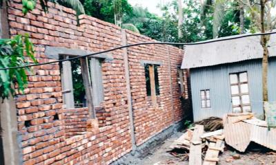 আদালতের নিষেধাজ্ঞা অমান্য করে পাকা স্থাপনা নির্মাণ অব্যাহত