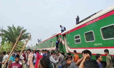 নীলসাগর এক্সপ্রেসের ৯ বগি লাইনচ্যুত, উত্তরবঙ্গ-ঢাকা রেল যোগাযোগ বন্ধ