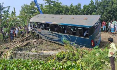 হেলপার চালাচ্ছিল বাস, নিয়ন্ত্রণ হারিয়ে উল্টে গিয়ে আহত ১২