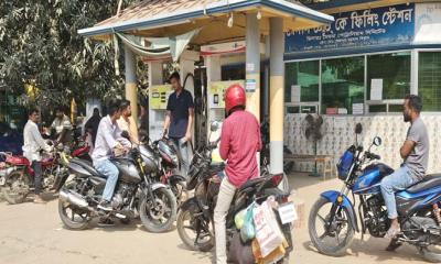 পাম্পগুলোতে উপচে পড়া ভিড়, মিলছে না তেল