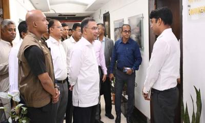 আকস্মিক সচিবালয়ের বিভিন্ন মন্ত্রণালয় পরিদর্শনে প্রধানমন্ত্রী