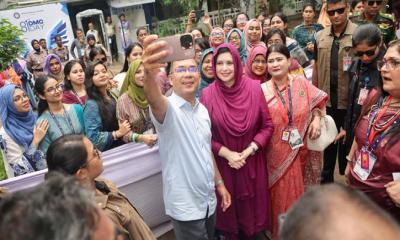 গাড়ি চালিয়ে স্ত্রীর ক্যাম্পাসে প্রধানমন্ত্রী, সামিল হলেন সেলফি উৎসবে
