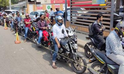 পাম্পগুলোতে উপচে পড়া ভিড়, মিলছে না তেল