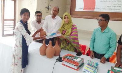 রামপালে শিক্ষার্থীদের হাতে খাতা, কলম ও মাটির ব্যাংক তুলে দিলো ওয়ার্ল্ড ভিশন