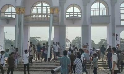 শেকৃবির মাঠ পুনরুদ্ধারের দাবিতে শিক্ষার্থীদের বিক্ষোভ, ভাঙচুর