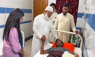 চোখ হারানো আলিফকে দেখতে হাসপাতালে বিরোধীদলীয় নেতা
