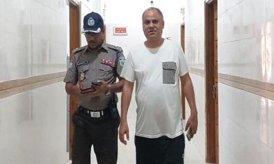 গভীর রাতে পাসপোর্ট অফিস কর্মকর্তা নারীসহ আটক
