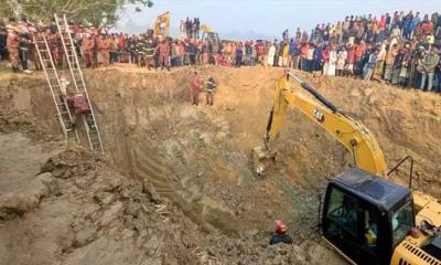 গভীরতা ১৫০ থেকে ২০০ ফুট, ফায়ার সার্ভিস পৌঁছেছে মাত্র ৩০ ফুট!