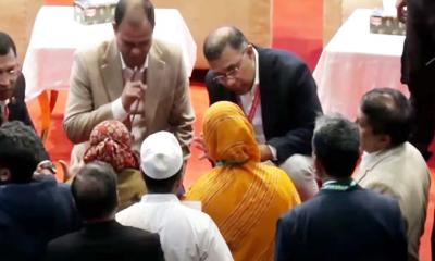 মঞ্চের আসন ছেড়ে জুলাইযোদ্ধাকে কাছে ডেকে নিলেন তারেক রহমান