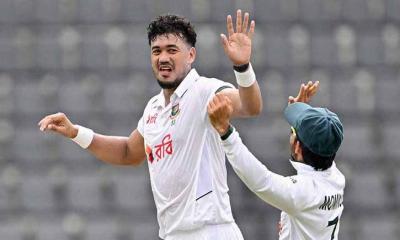 তাসকিনের জোড়া আঘাত, দ্বিতীয় দিনের শুরুতেই ব্যাকফুটে পাকিস্তান