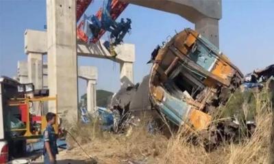 চলন্ত ট্রেনের ওপর ভেঙে পড়ল ক্রেন, নিহত ২২