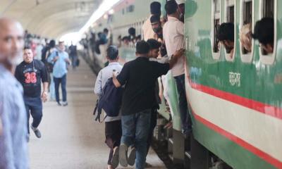 সিট না পেয়ে ছাদে-গেটে ঝুলে ঢাকা ছাড়ছেন অনেকে