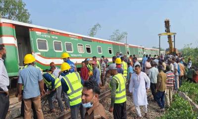 এখনও শেষ হয়নি উদ্ধার কাজ, বিকল্প ট্রেনে যাতায়াত