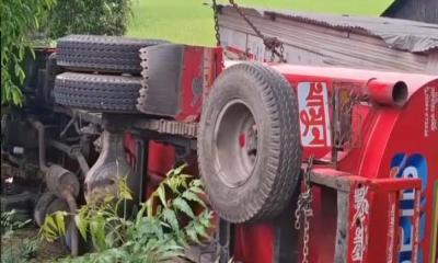 উল্লাপাড়ায় তেলবাহী ট্যাংকলরি খাদে, অল্পের জন্য রক্ষা