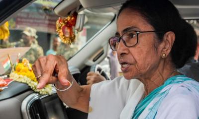 মমতার গাড়ি ঘিরে ‘চোর’ স্লোগান, ভাঙচুর