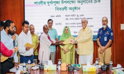 বান্দরবানে দুর্গাপূজা উপলক্ষে অনুদানের চেক বিতরণ