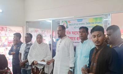 টাঙ্গাইলে শহীদ পরিবারকে সহায়তা দিলেন সুলতান সালাউদ্দিন টুকু