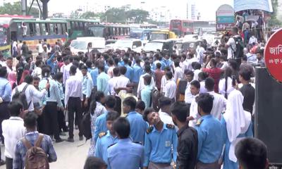 উত্তরায় শিক্ষার্থীদের সড়ক অবরোধ, রাস্তার দুইপাশে যানজট