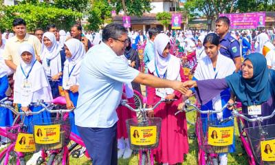 জাইমা রহমানের জন্মদিনে ৫৪৮ ছাত্রীর হাতে বাইসাইকেল