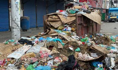 সরকারি ঘোষণার ১২ ঘণ্টা পরও রাস্তায় কোরবানির বর্জ্যের পাহাড়, চরম স্বাস্থ্যঝুঁকিতে নগরবাসী