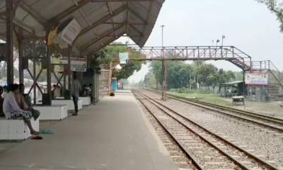 ছাদে ঝুঁকিপূর্ণ যাত্রার শেষ পরিণতি:  নাটোরে যাত্রীর করুণ মৃত্যু