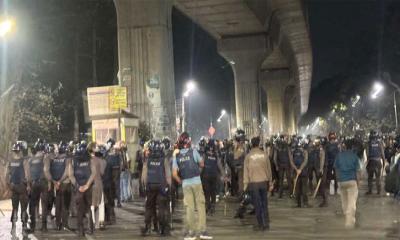 শাহবাগে অবস্থান নেওয়া আন্দোলনকারীদের ফের ছত্রভঙ্গ করল পুলিশ