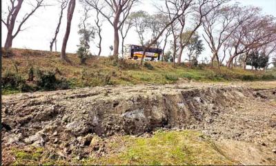প্রসাশনের হস্তক্ষেপে বন্ধ হলো রাতের  আঁধারে সড়ক ও জনপথের মাটি কাটা
