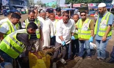 পশুর বর্জ্য  দ্রুত অপসারণে হাত লাগালেন প্রতিমন্ত্রী