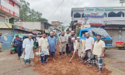 রাস্তা মেরামতে এগিয়ে এলেন স্থানীয় জামায়াত নেতৃবৃন্দ