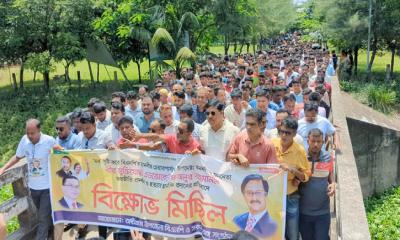 বীর মুক্তিযোদ্ধা ফজলুর রহমানকে হত্যার হুমকির প্রতিবাদে অষ্টগ্রাম উত্তাল