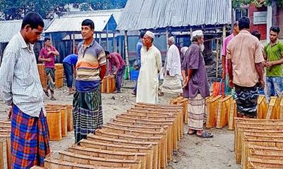 সিরাজগঞ্জ সলঙ্গায় মাছ ধরার উপকরণের কুটির শিল্পের জোয়ার