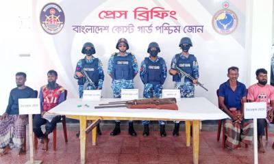অপহৃত ৪ জেলে উদ্ধার, বনদস্যুদের আস্তানা থেকে অস্ত্র-গুলি জব্দ
