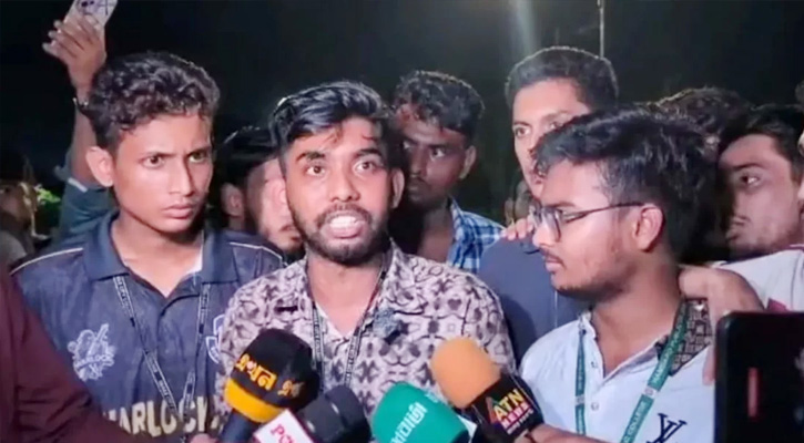 আন্দোলন স্থগিত, পদত্যাগ দাবিতে ‌‘অনড়’