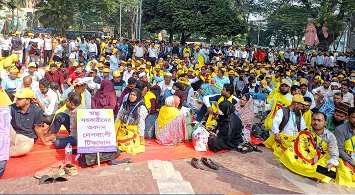 স্বাস্থ্য সহকারীদের কর্মবিরতিতে বন্ধ টিকাদান