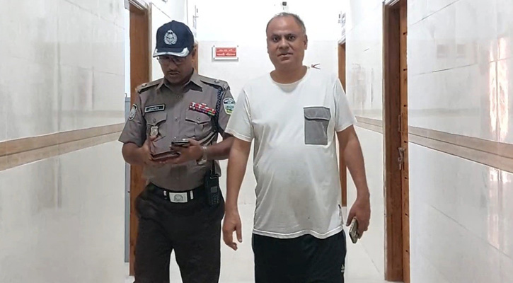 গভীর রাতে পাসপোর্ট অফিস কর্মকর্তা নারীসহ আটক