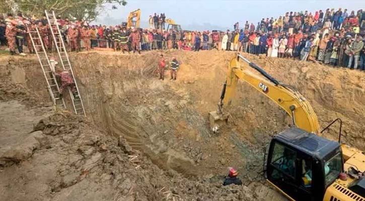 গভীরতা ১৫০ থেকে ২০০ ফুট, ফায়ার সার্ভিস পৌঁছেছে মাত্র ৩০ ফুট!