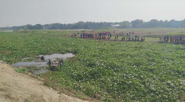 তিতাসে ট্রলি উলটে নদীতে, একই পরিবারের ৩ নারী নিহত