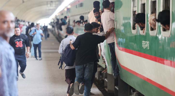 সিট না পেয়ে ছাদে-গেটে ঝুলে ঢাকা ছাড়ছেন অনেকে