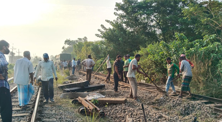 ১৬ ঘণ্টা পর কর্ণফুলী কমিউটার ট্রেনের বগি উদ্ধার