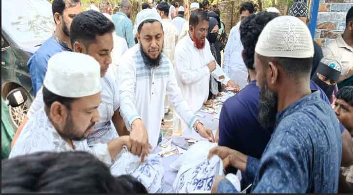 নগরকান্দায়  ৮৪ টি মাদ্রাসায় খেজুর বিতরণ