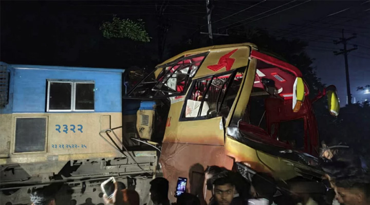 কুমিল্লায় বাসে ট্রেনের ধাক্কা, নিহত বেড়ে ১২