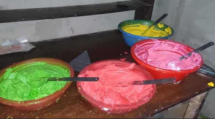 ফরিদপুরের নগরকান্দায় অস্বাস্থ্যকর পরিবেশে জন্মদিনের কেক তৈরি