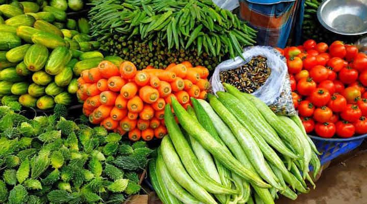 তেলের দাম ও বৃষ্টির প্রভাবে সবজির বাজার চড়া